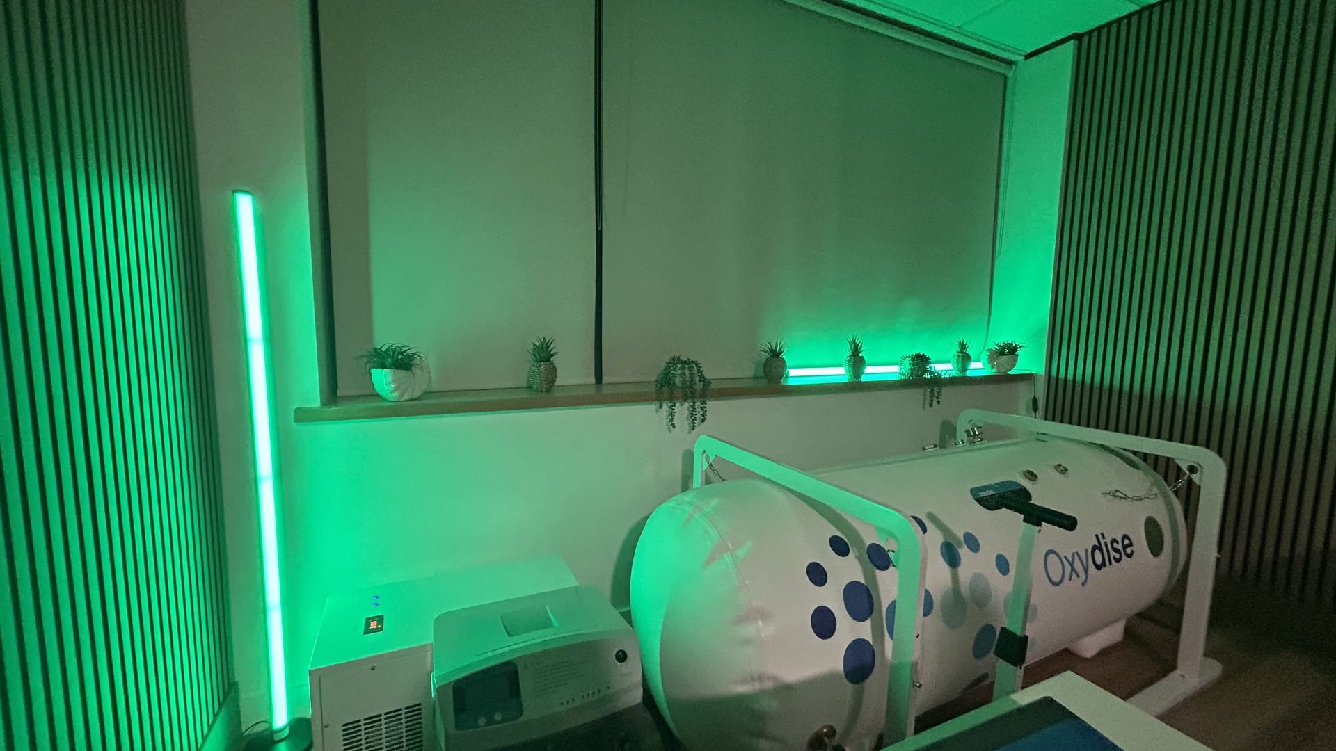 Calm private HBOT studio interior in Marlow, Buckinghamshire — the space where Green Oxygen Hyperbarics guests have their sessions