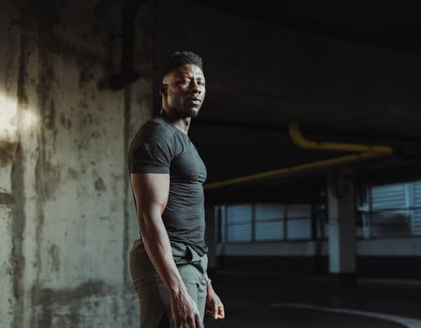 A muscular athlete - representative of the elite sportspeople who use hyperbaric oxygen for recovery between hard efforts