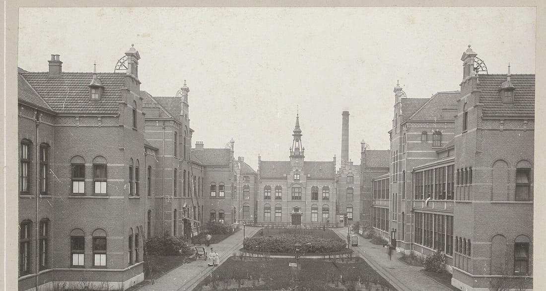 Archival photograph of the courtyard of the Wilhelmina Gasthuis hospital complex in Amsterdam - the hospital where Ite Boerema built his hyperbaric operating chamber